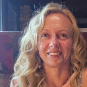 Meet your Posher, Larissa